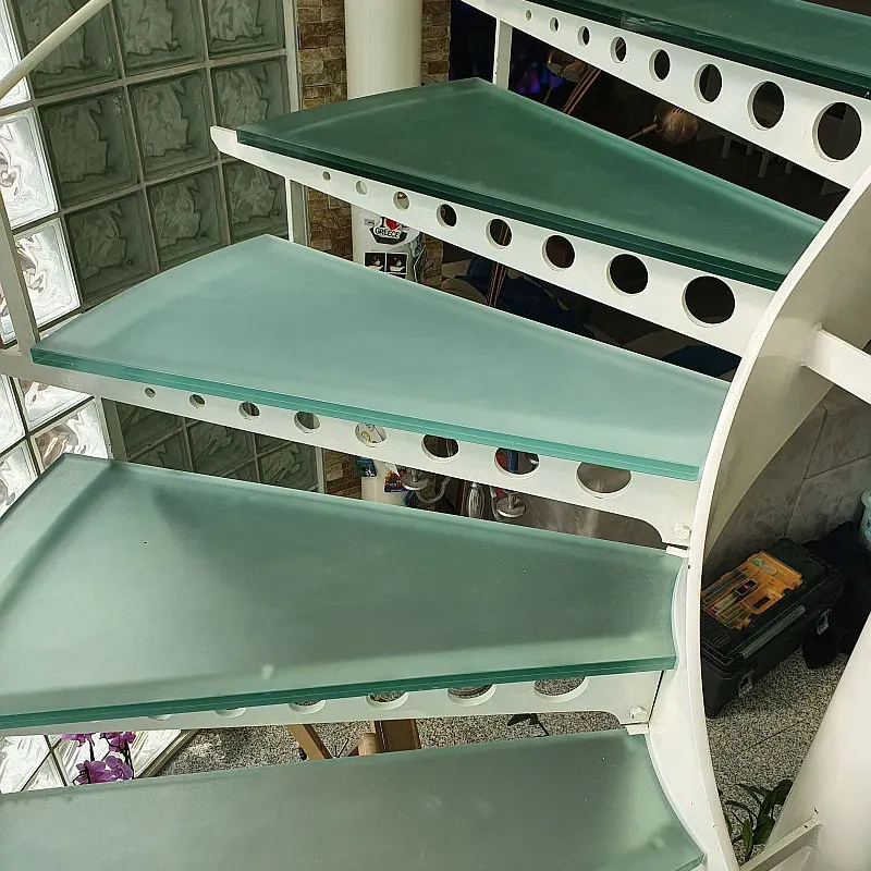 Wendeltreppe mit satinierten Treppenstufen aus begehbarem Sicherheitsglas